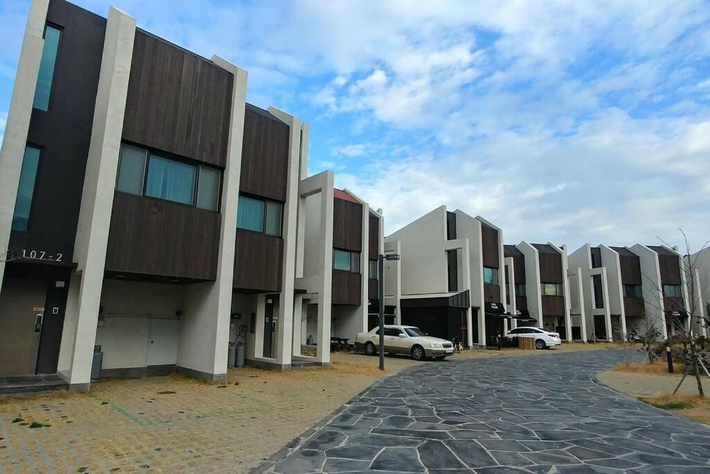 Coveted Palms Village Pension Jeju Bagian luar foto