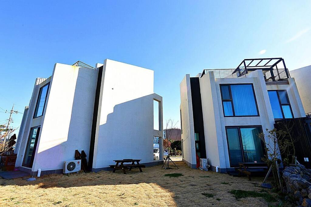 Coveted Palms Village Pension Jeju Bagian luar foto